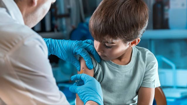 ¿Es seguro vacunar a los niños contra la COVID-19?