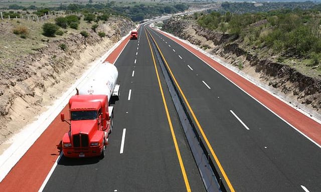 Aumentan 7.82% a tarifas de peaje en autopistas